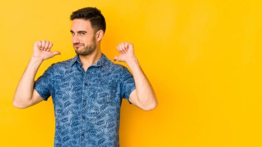 Sarı fırında izole edilmiş genç beyaz adam gururlu ve kendinden emin hissediyor, örnek olarak.