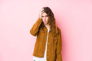 Genç, uzun saçlı, yalnız poz veren, yorgun ve uykulu bir adam. Elini başının üstünde tutuyor..