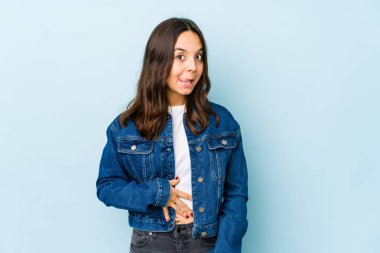 Genç melez İspanyol kadın karnına dokunuyor, nazikçe gülümsüyor, yemek yiyor ve tatmin oluyor..