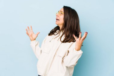 Genç, melez İspanyol kadın gökyüzüne haykırıyor, bakıyor, hayal kırıklığına uğruyor..