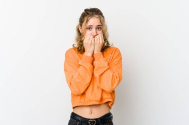 Beyaz sırtlı genç beyaz kadın tırnaklarını yiyor, gergin ve çok endişeli..