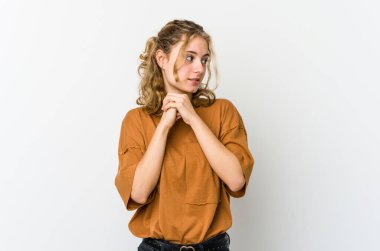 Beyaz arka plandaki beyaz kadın şans diliyor, şaşırıyor ve ağzını açıyor..