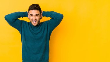 Sarı fırında izole edilmiş genç beyaz adam öfkeyle bağırıyor..