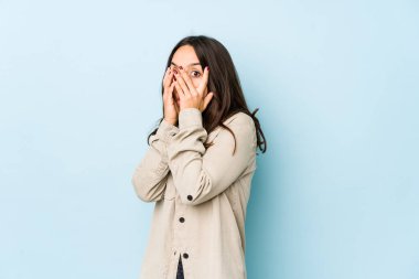 Genç, melez, İspanyol bir kadın. Göz kırp parmaklarından. Korkmuş ve gergin..