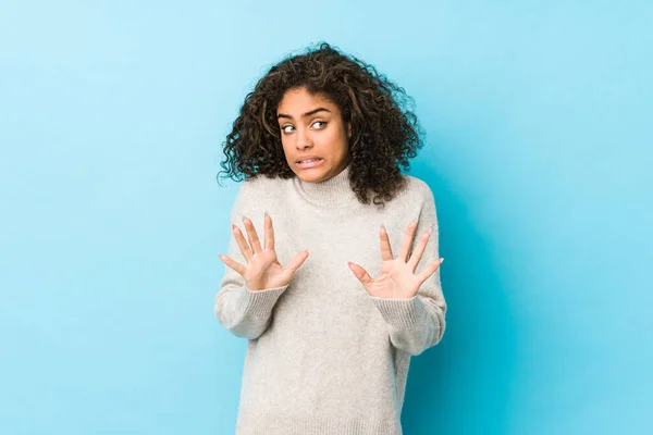 Jovem Afro Americana Cabelo Encaracolado Mulher Rejeitando Alguém Mostrando Gesto — Fotografia de Stock