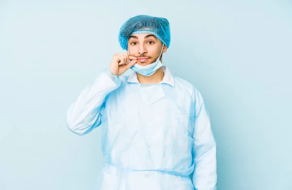 Молодий Арабський Хірург Ізольований Синьому Фоні Пальцями Губах Тримаючи Секрет — стокове фото