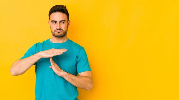 Jonge Blanke Man Geïsoleerd Gele Bakgrond Met Een Time Out — Stockfoto