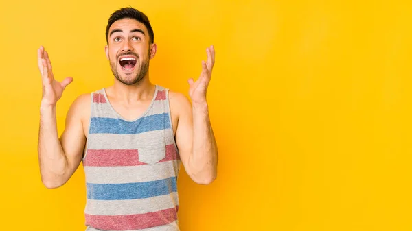 Jovem Caucasiano Isolado Chão Amarelo Gritando Para Céu Olhando Para — Fotografia de Stock