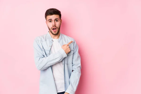 Jovem Homem Negócios Caucasiano Posando Fundo Branco Isolado Apontando Para — Fotografia de Stock