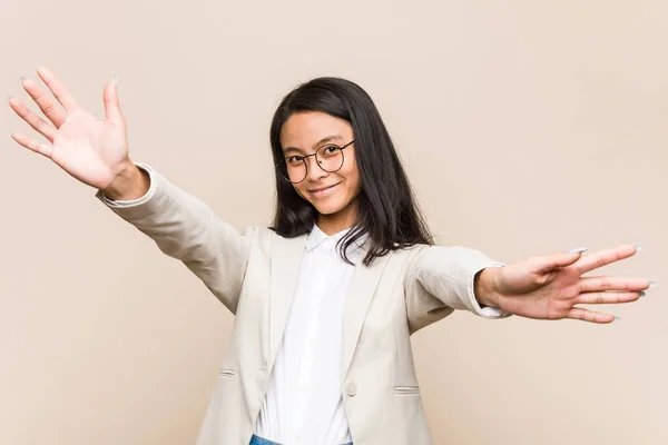 Joven Mujer China Negocios Siente Seguro Dar Abrazo Cámara —  Fotos de Stock