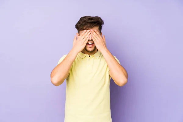 Молодий Арабський Чоловік Ізольований Фіолетовому Фоні Покриває Очі Руками Посміхається — стокове фото