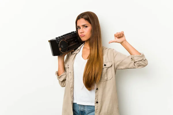 Guetto Silahı Tutan Beyaz Bir Kadın Gururlu Kendinden Emin Örnek — Stok fotoğraf