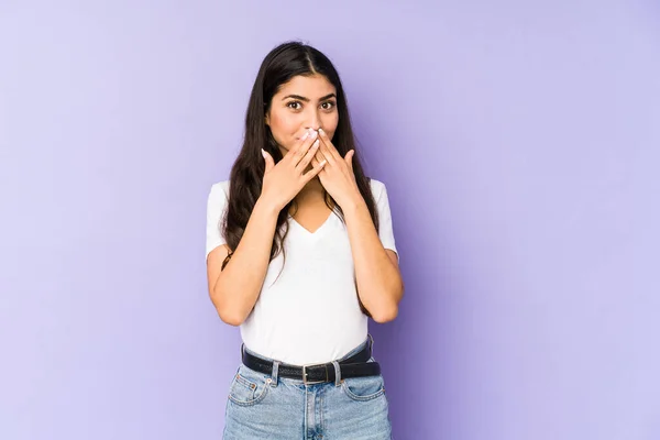 Jong Indisch Vrouw Geïsoleerd Paarse Achtergrond Geschokt Bedekking Mond Met — Stockfoto