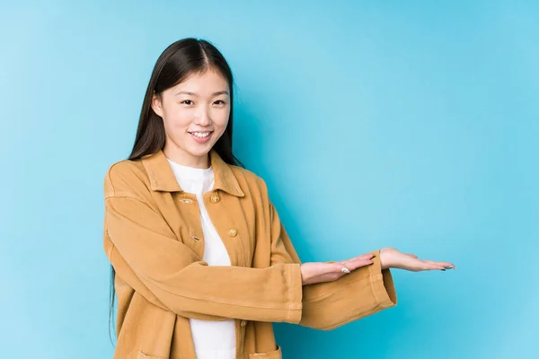 Young Chinese Woman Posing Blue Background Isolated Holding Copy Space — Stock Photo, Image