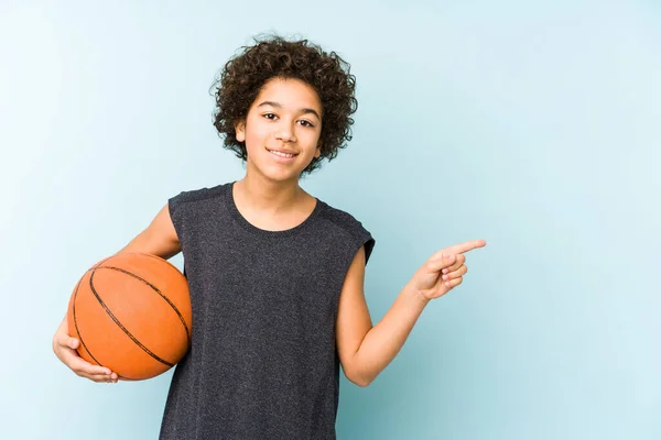 Ragazzo Che Gioca Basket Isolato Sfondo Blu Sorridendo Indicando Parte — Foto Stock