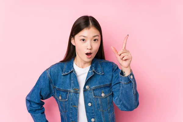 Jonge Chinese Vrouw Poseren Een Roze Achtergrond Geïsoleerd Met Een — Stockfoto