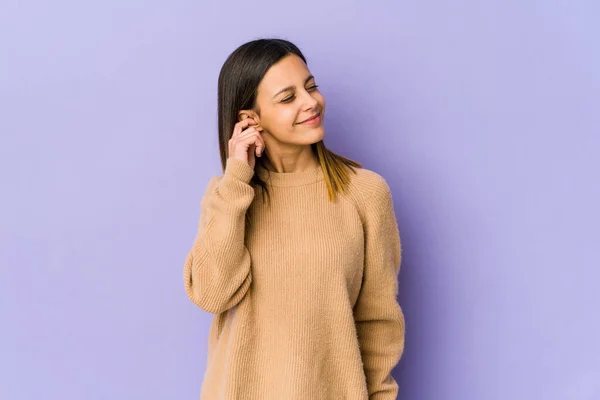 Mujer Joven Aislada Sobre Fondo Púrpura Cubriendo Las Orejas Con — Foto de Stock