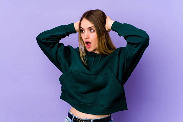 Mulher Branca Jovem Isolado Fundo Roxo Gritando Muito Animado Apaixonado — Fotografia de Stock