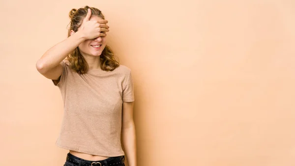 Mujer Joven Caucásica Aislada Sobre Fondo Beige Cubre Los Ojos —  Fotos de Stock