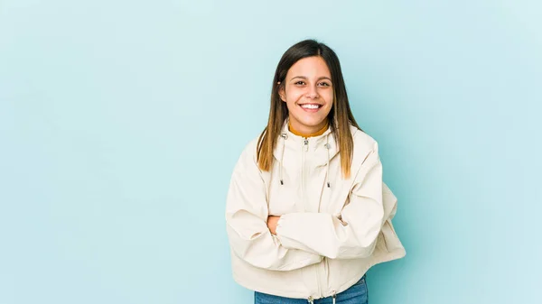 Junge Frau Isoliert Auf Blauem Hintergrund Lacht Und Hat Spaß — Stockfoto