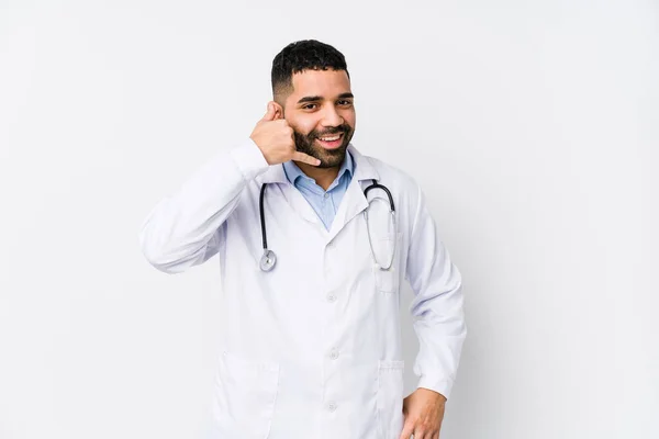 Νεαρός Αράβιος Γιατρός Απομονωμένος Δείχνει Κίνηση Κινητού Τηλεφώνου Δάχτυλα — Φωτογραφία Αρχείου