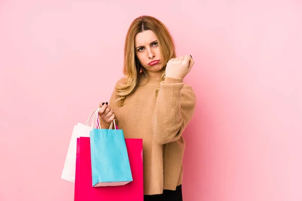 Ung Blond Kvinna Som Håller Shoppingväskor Isolerade Visar Knytnäve Mot — Stockfoto