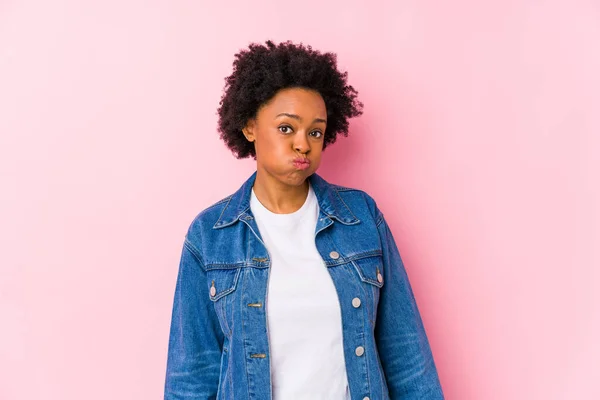 Junge Afrikanisch Amerikanische Frau Mit Rosa Background Die Vereinzelt Die — Stockfoto