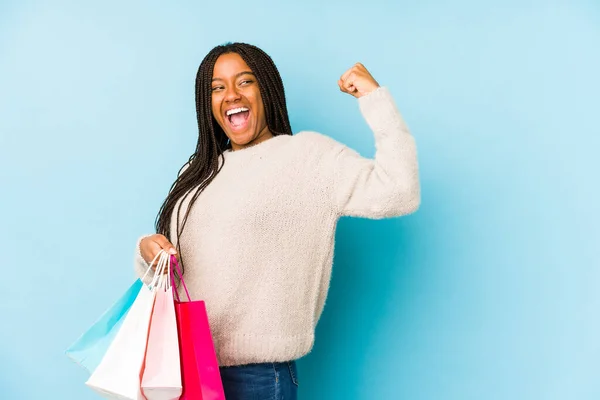 Ung Afrikansk Amerikansk Kvinna Håller Shoppingväska Isolerad Höja Knytnäve Efter — Stockfoto