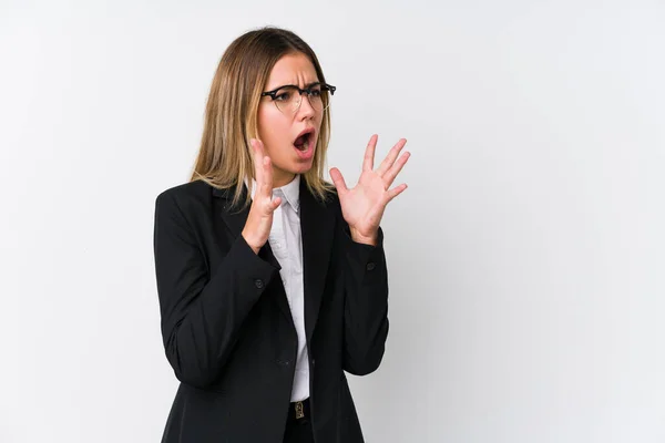 Junge Business Kaukasierin Schreit Laut Hält Die Augen Offen Und — Stockfoto