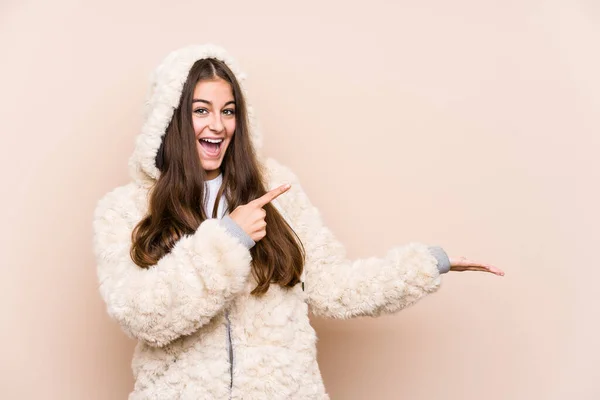 Giovane Donna Caucasica Posa Isolato Eccitato Tenendo Uno Spazio Copia — Foto Stock