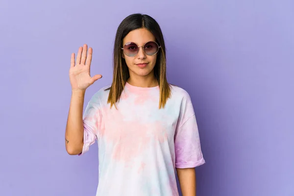 Jovem Hippie Mulher Isolado Roxo Fundo Sorrindo Alegre Mostrando Número — Fotografia de Stock