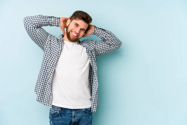 Jonge Blanke Man Geïsoleerd Blauwe Achtergrond Stretching Armen Ontspannen Positie — Stockfoto