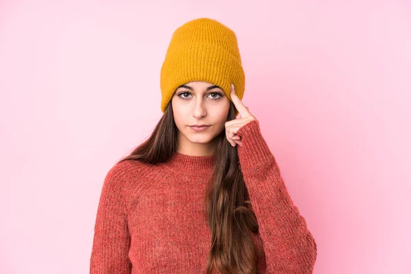 Mujer Caucásica Joven Con Una Gorra Lana Apuntando Templo Con — Foto de Stock