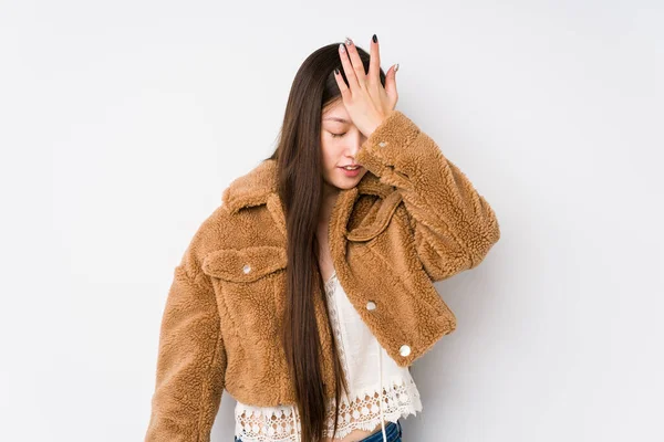 Jeune Femme Chinoise Posant Dans Fond Blanc Isolé Oubliant Quelque — Photo