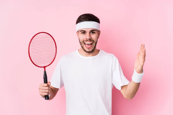Jeune Homme Caucasien Jouant Badminton Isolé Recevant Une Agréable Surprise — Photo