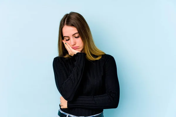 Giovane Donna Caucasica Isolata Sfondo Blu Che Annoia Stanca Bisogno — Foto Stock