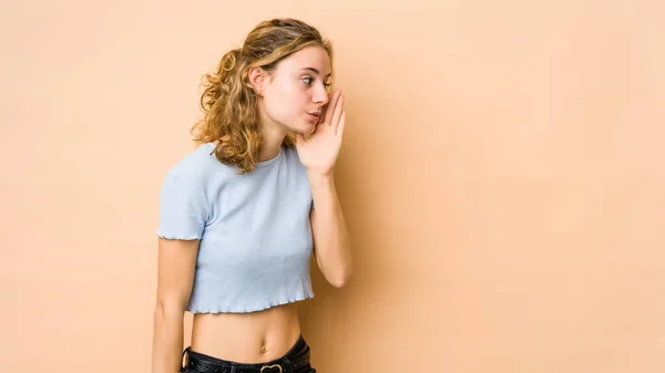 Jonge Blanke Vrouw Geïsoleerd Beige Achtergrond Zegt Een Geheim Warm — Stockfoto
