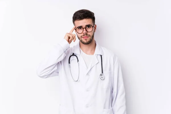 Jovem Homem Médico Caucasiano Isolado Apontando Templo Com Dedo Pensando — Fotografia de Stock