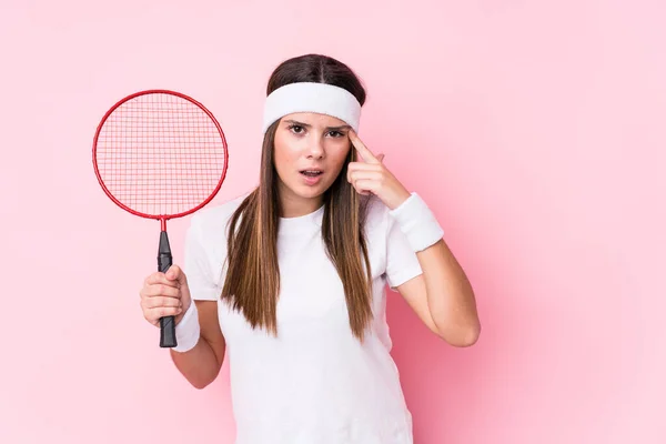 Ung Kaukasisk Kvinna Spelar Badminton Isolerad Visar Besvikelse Gest Med — Stockfoto