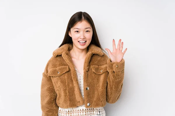 Mulher Chinesa Jovem Posando Fundo Branco Isolado Sorrindo Alegre Mostrando — Fotografia de Stock