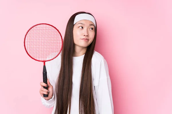 Jovem Chinesa Jogando Badminton Isolado Sonhando Alcançar Objetivos Propósitos — Fotografia de Stock