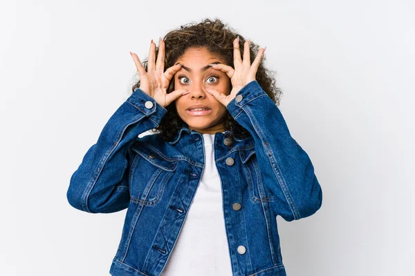 Ung Afrikansk Amerikansk Kvinna Hålla Ögonen Öppna För Att Hitta — Stockfoto