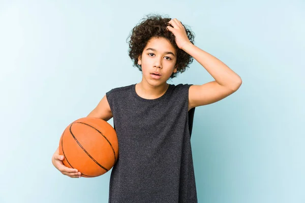 Ragazzo Ragazzo Che Gioca Basket Isolato Sfondo Blu Essere Scioccato — Foto Stock