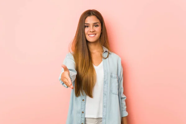 Joven Mujer Delgada Estirando Mano Cámara Gesto Saludo —  Fotos de Stock