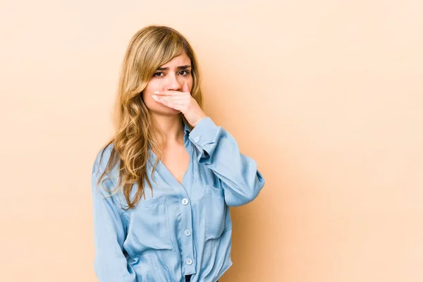 Ung Blond Kaukasiska Kvinna Täcker Munnen Med Händerna Ser Orolig — Stockfoto