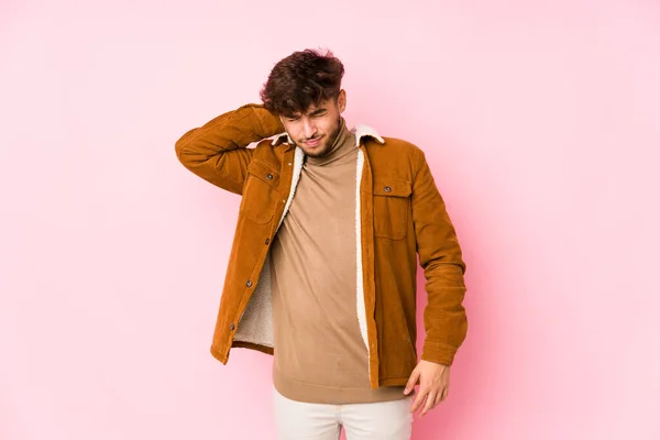 Joven Árabe Posando Aislado Sobre Fondo Rosa —  Fotos de Stock