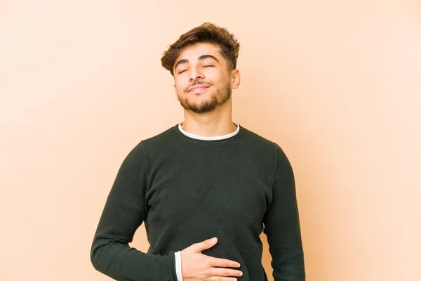 Hombre Árabe Joven Aislado Sobre Fondo Beige Toca Panza Sonríe —  Fotos de Stock