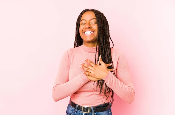 Jonge Afro Amerikaanse Vrouw Geïsoleerd Een Roze Achtergrond Lachen Houden — Stockfoto