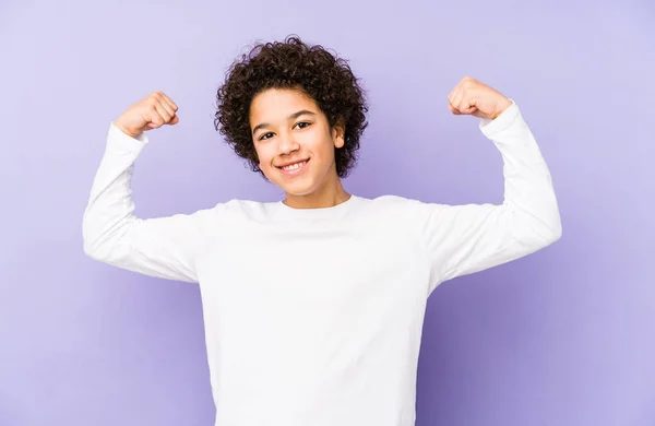 African American Little Boy Isolated Showing Strength Gesture Arms Symbol — Stock Photo, Image