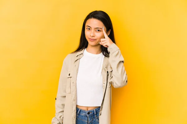 Joven Mujer China Aislada Sobre Fondo Amarillo Apuntando Templo Con — Foto de Stock